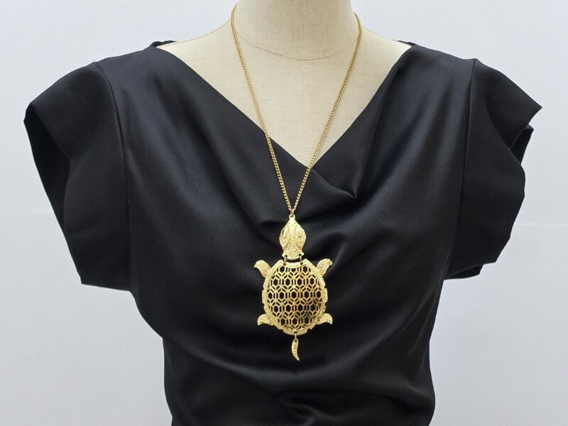 Collana vintage con pendente a forma di tartaruga