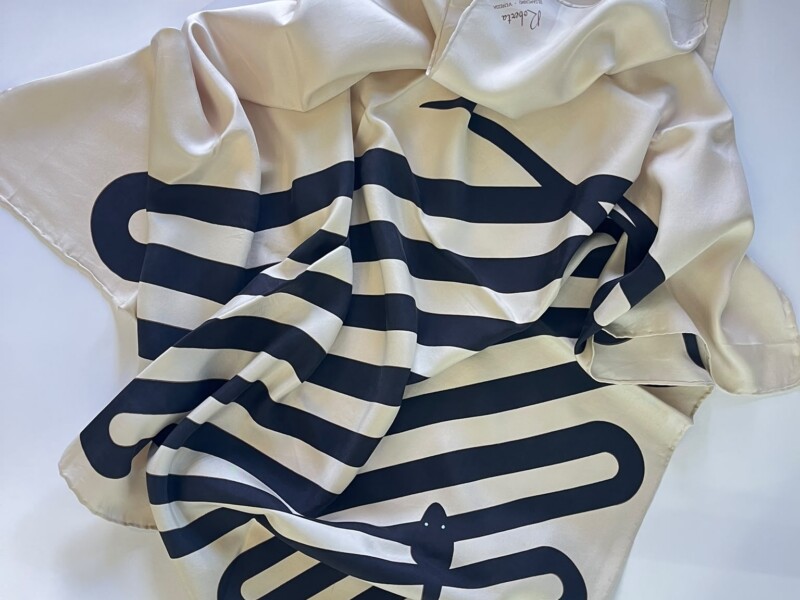 Foulard in seta Roberta di Camerino con motivo iconico blu e avorio