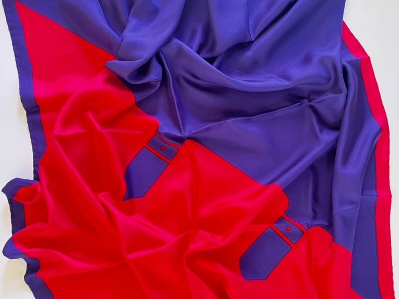 Foulard in seta Roberta di Camerino con motivo iconico rosso e viola