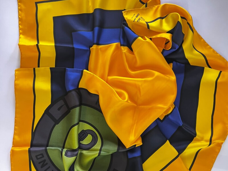 Foulard in seta Roberta di Camerino con fantasia geometrica giallo e blu