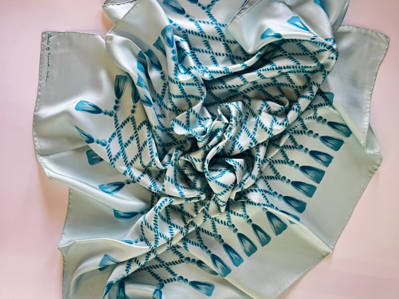 Foulard in seta Roberta di Camerino con motivo grafico turchese e avorio