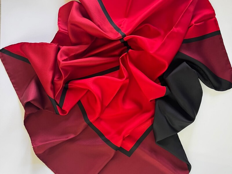 Foulard in seta Roberta di Camerino nei toni del rosso e del nero