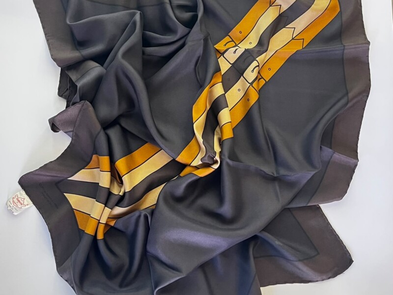 Foulard in seta Roberta di Camerino con fantasia grafica antracite e giallo ocra