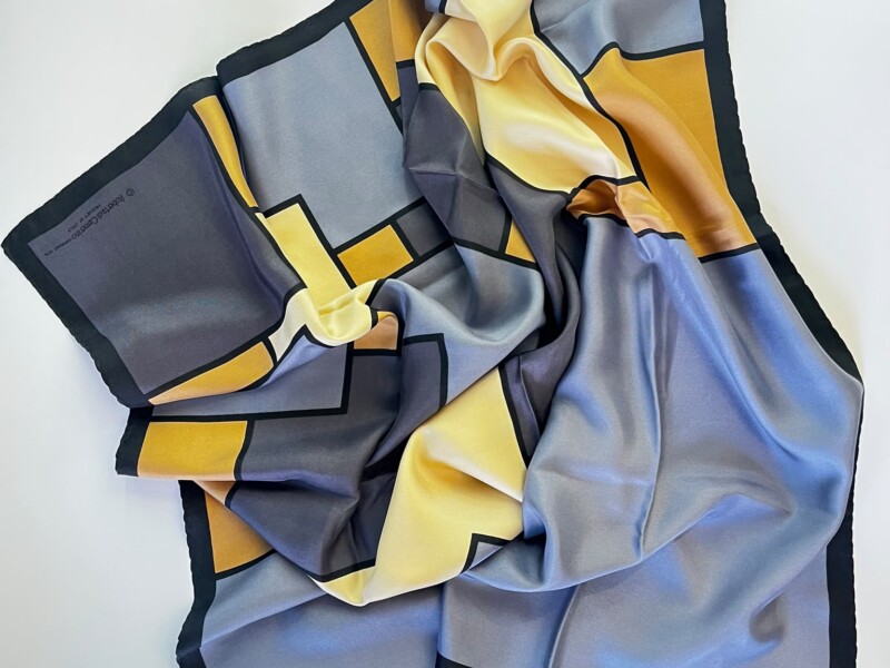 Foulard in seta Roberta di Camerino con motivo geometrico grigio, azzurro e ocra