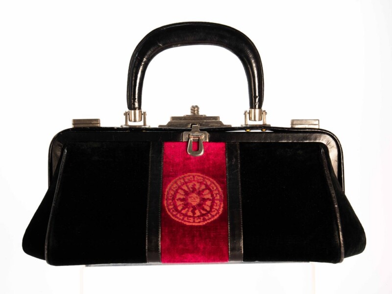Borsa vintage Roberta di Camerino a Mano Modello “BAGONGHI” in velluto Nero e Rosso