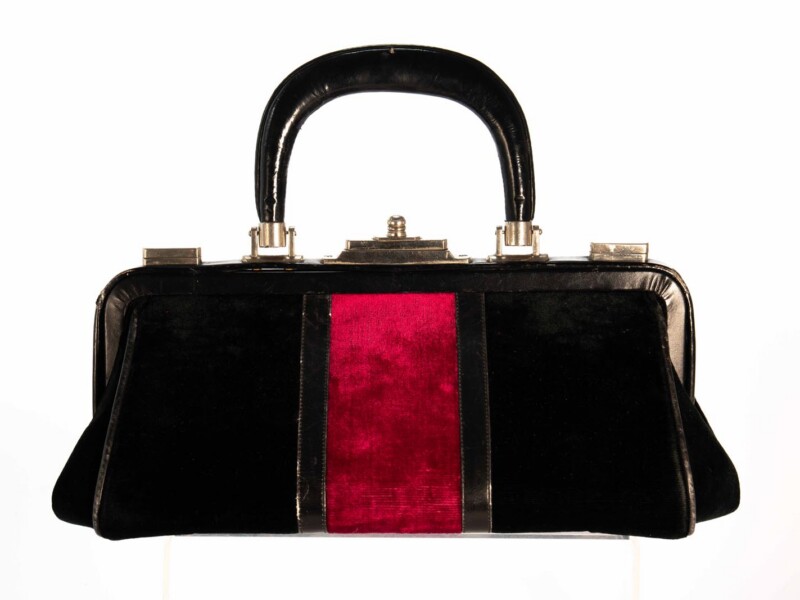 Borsa vintage Roberta di Camerino a Mano Modello “BAGONGHI” in velluto Nero e Rosso