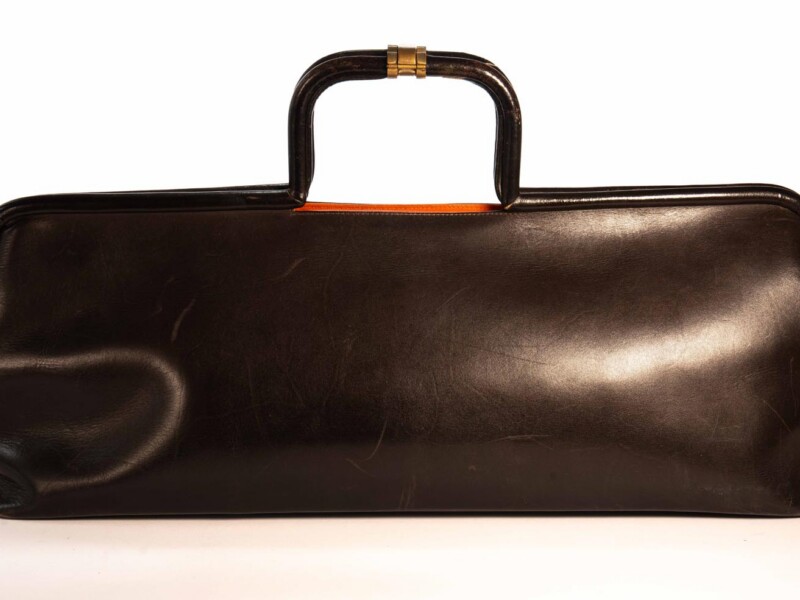 Borsa vintage Roberta di Camerino a Mano in pelle Marrone Stile Bassotto con Particolari in metallo ai lati