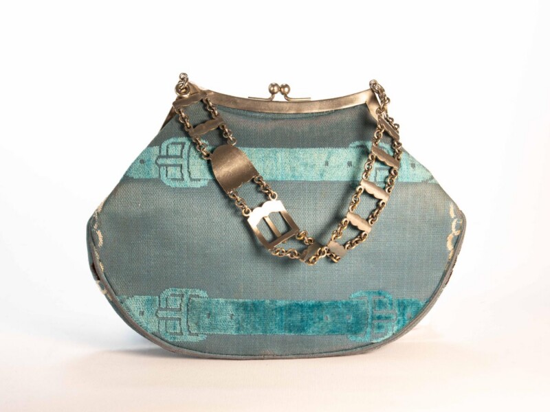 Borsa vintage Roberta di Camerino a Mano in velluto Celeste Sovrarizzo con Manico in metallo