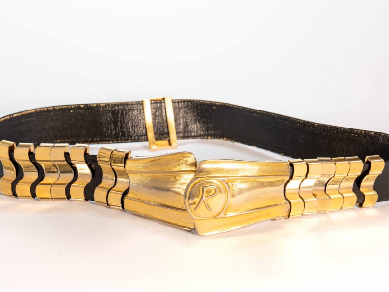 Cintura vintage verniciata nera in pelle con inserti metallici e chiusura metallica dorata