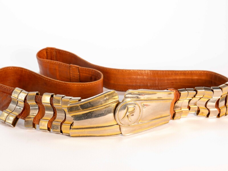 Cintura vintage in pelle color cuoio con inserti metallici e chiusura metallica dorata