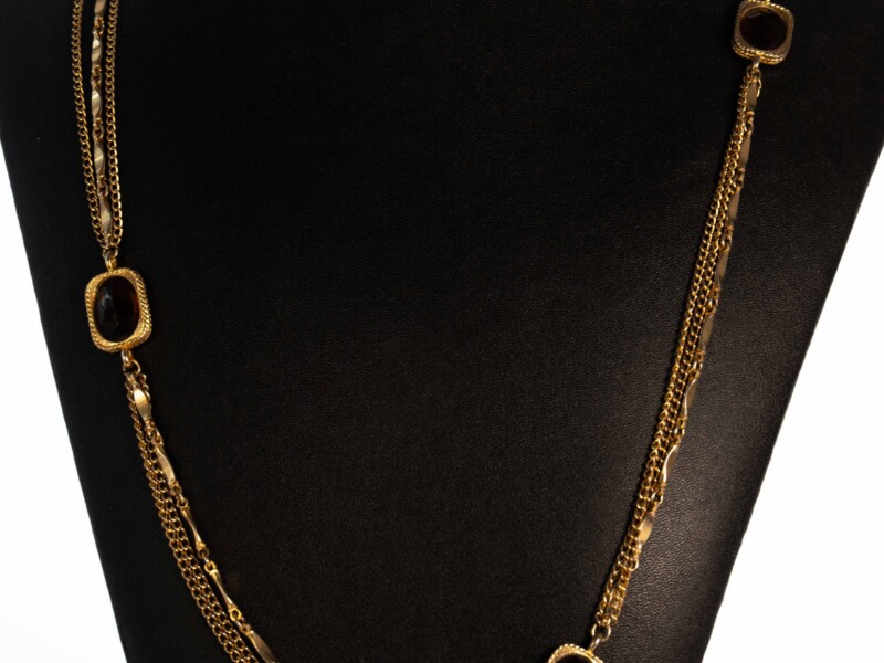 Collana vintage dorata a tre fili con inserti color ambra