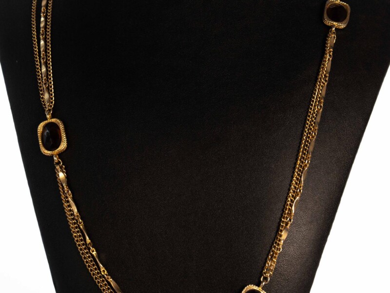 Collana vintage dorata a tre fili con inserti color ambra