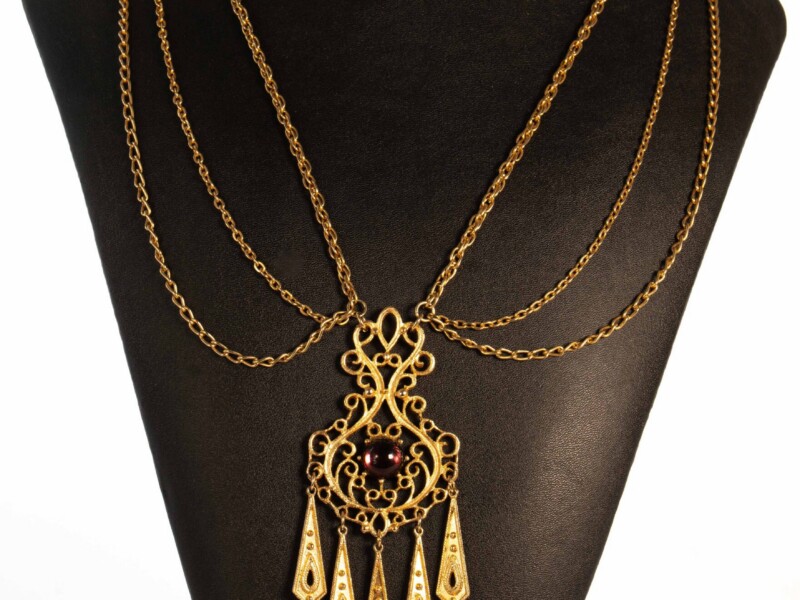 Collana vintage in metallo dorato a tre fili con centrale viola e pendenti
