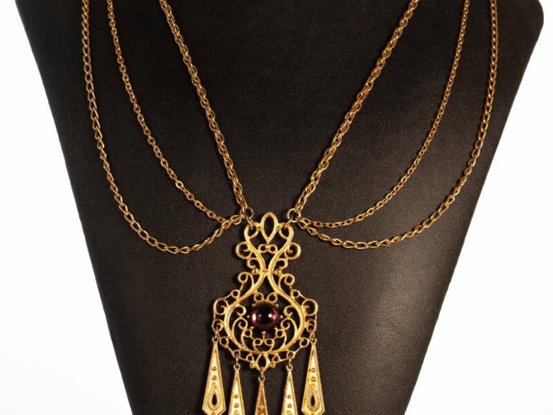 Collana vintage in metallo dorato a tre fili con centrale viola e pendenti