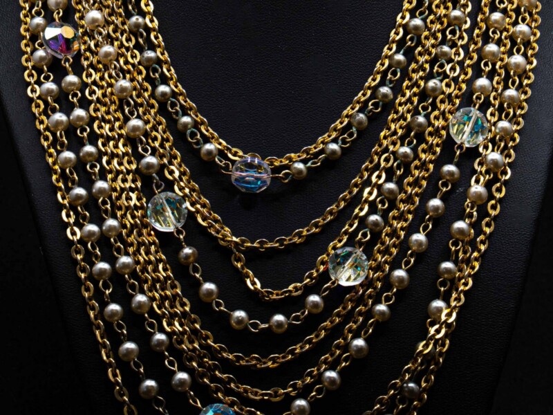 Collana vintage multi filo in metallo dorato e inserti trasparenti