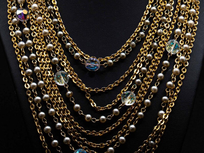Collana vintage multi filo in metallo dorato e inserti trasparenti