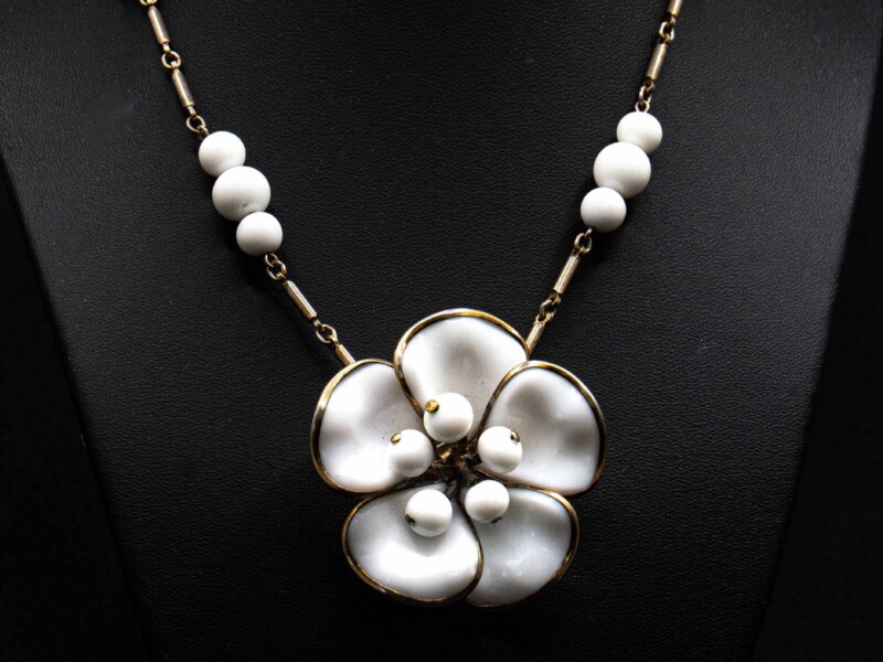 Collana vintage firmata Trifari in vetro bianco latte