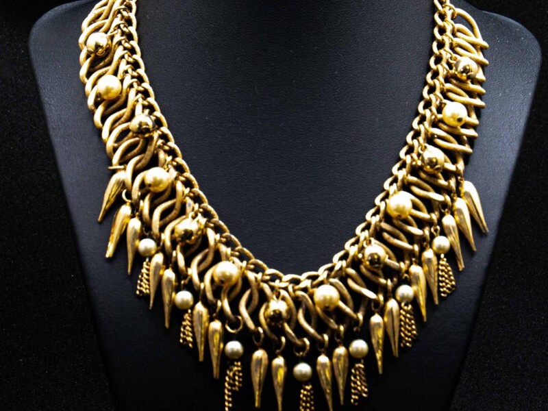 Collana vintage in metallo dorato con perline e pendenti dorati