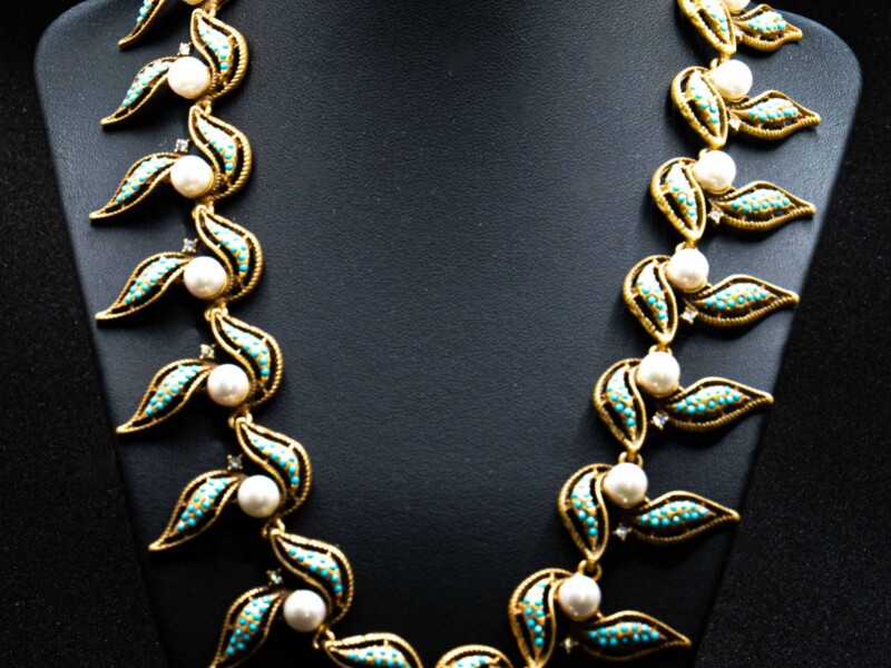 Collana vintage in metallo dorato e perline color turchese e perle finte