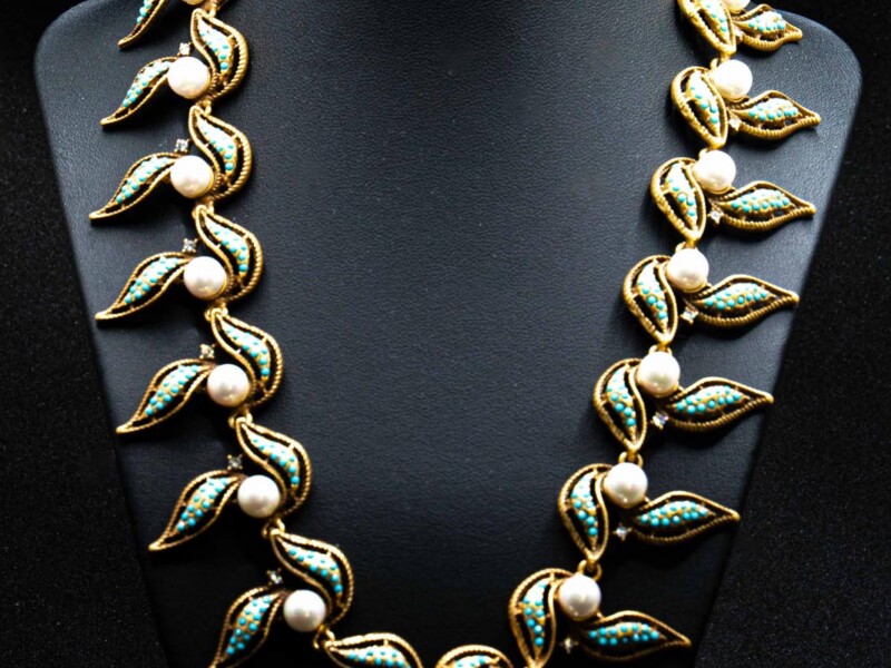 Collana vintage in metallo dorato e perline color turchese e perle finte