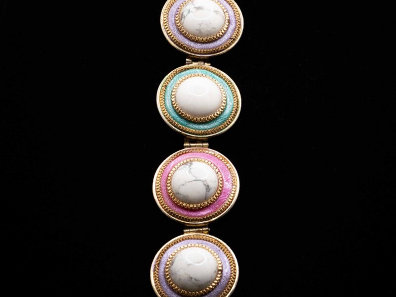 Bracciale vintage dorato a elementi circolari con smalti colorati