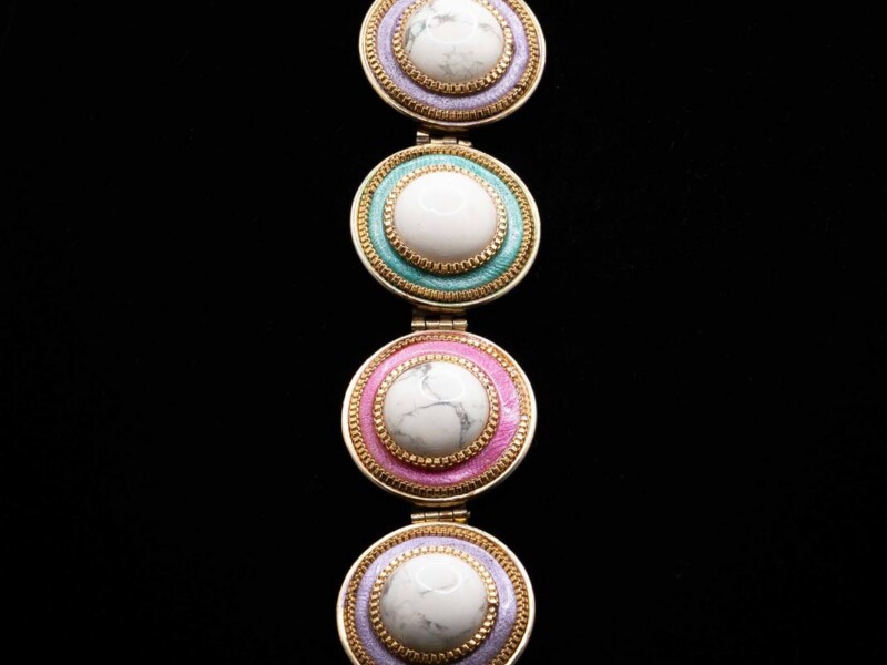Bracciale vintage dorato a elementi circolari con smalti colorati