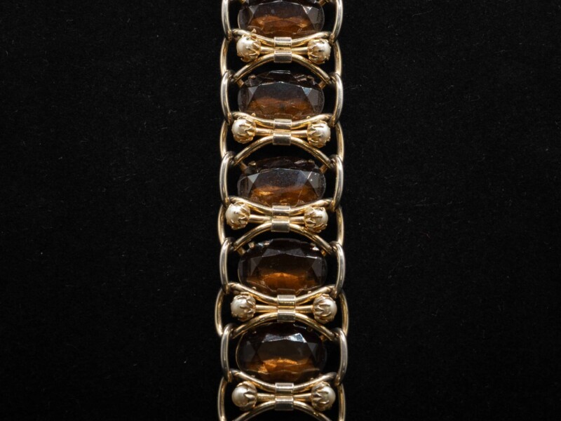 Bracciale vintage alto in metallo dorato con inserti color ambra