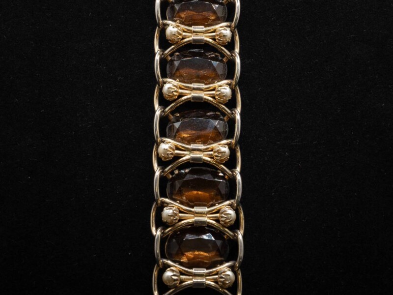 Bracciale vintage alto in metallo dorato con inserti color ambra