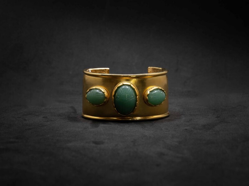 Bracciale vintage semi rigido dorato con inserti verde giada