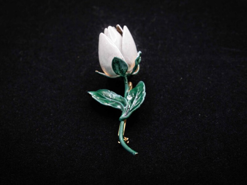 Spilla vintage Sandor Co. a fiore smaltato