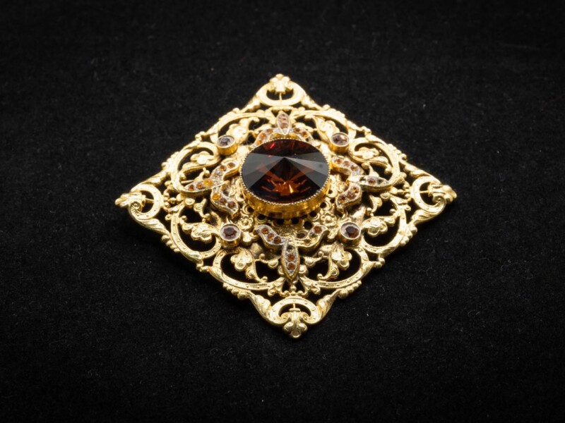 Spilla vintage con centrale in strass color ambra