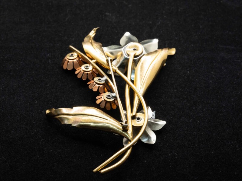 Spilla vintage Art Deco in metallo color oro e argento raffigurante fiori