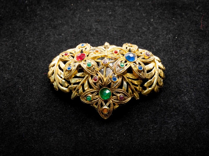 Spilla vintage in metallo dorato con strass colorati