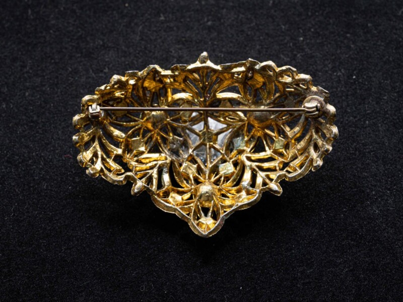Spilla vintage in metallo dorato con strass colorati