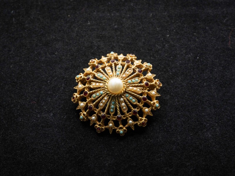 Spilla vintage Art in metallo dorato con strass colorati