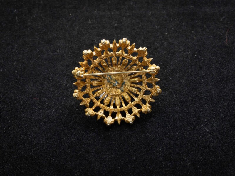 Spilla vintage Art in metallo dorato con strass colorati