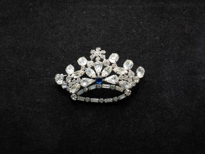 Spilla vintage Zini a corona in metallo argentato e strass