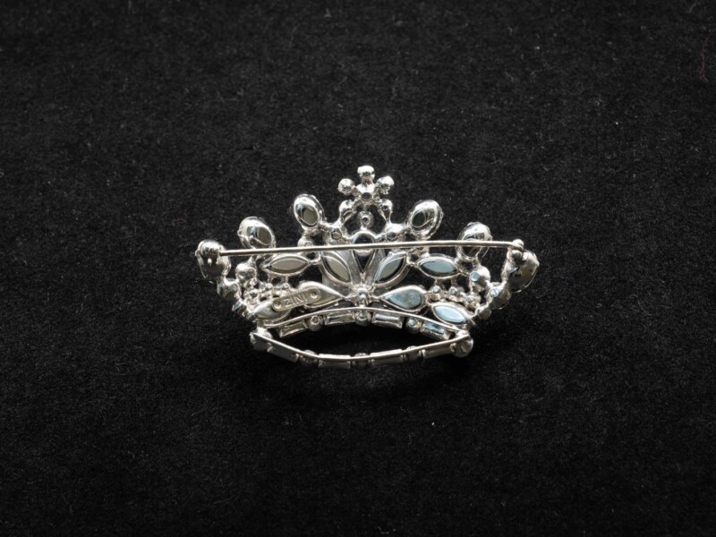 Spilla vintage Zini a corona in metallo argentato e strass