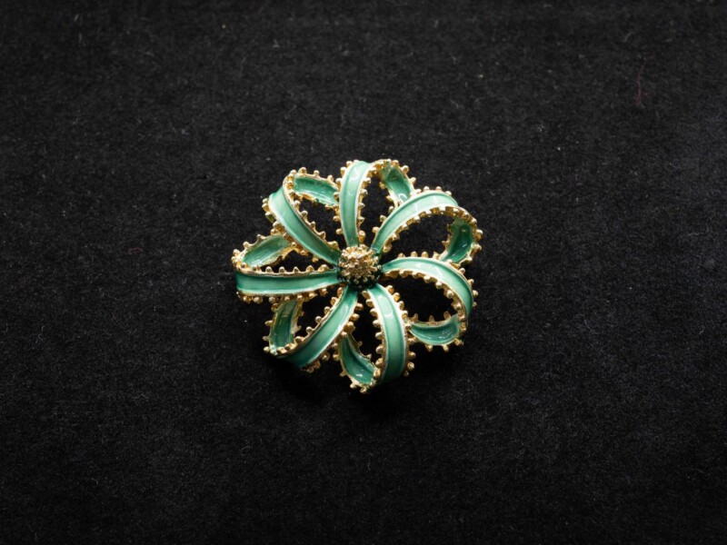 Spilla vintage Art a ghirlanda smaltata