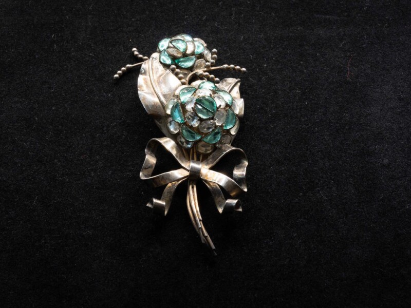 Spilla vintage Sandor in metallo argentato con strass celesti e trasparenti