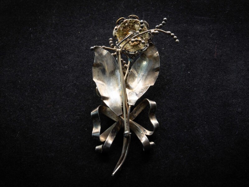 Spilla vintage Sandor in metallo argentato con strass celesti e trasparenti