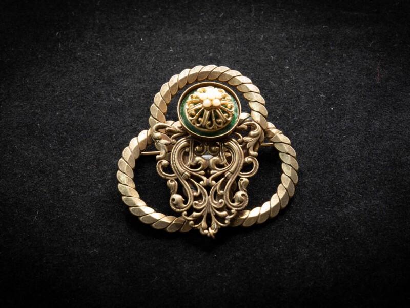 Spilla vintage in metallo dorato e smalto verde