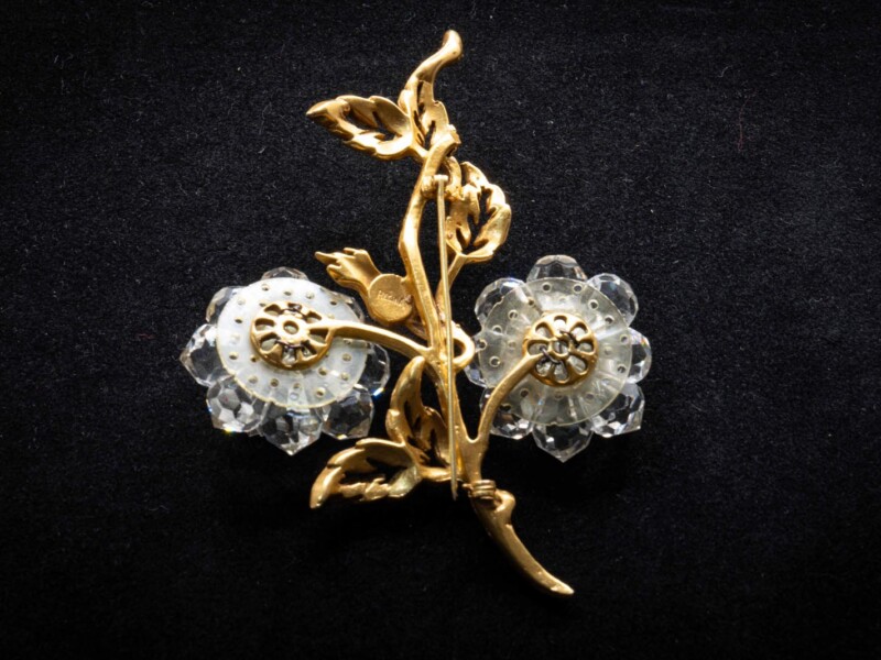 Spilla vintage Regina in metallo dorato e cristalli