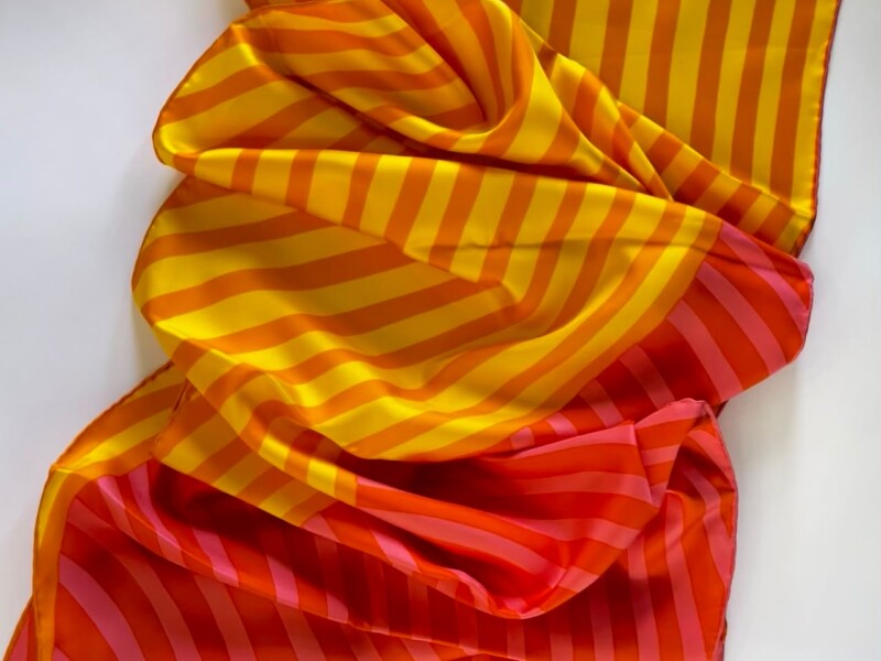 Stola in seta Roberta di Camerino a righe arancio e ocra